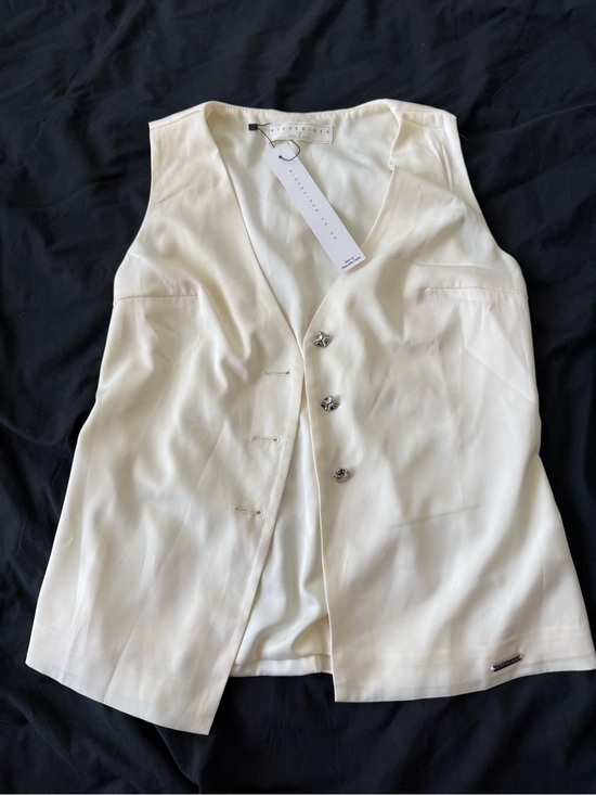 Missguided + Tops - Missguided Cream Sleeveless Button-Front Vest